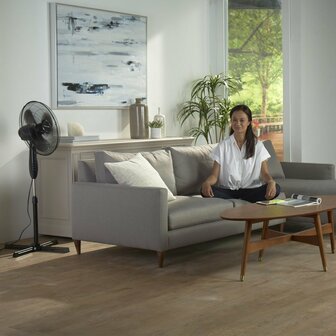 Honeywell HSF1630E4 staande ventilator zwart in woonkamer