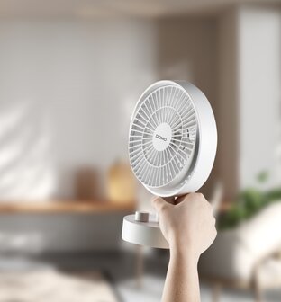Domo DO8151 oplaadbare tafelventilator wit 15 cm in hand