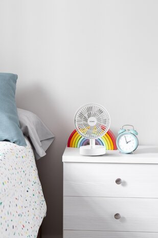 Domo DO8151 oplaadbare tafelventilator wit 15 cm op nachtkastje